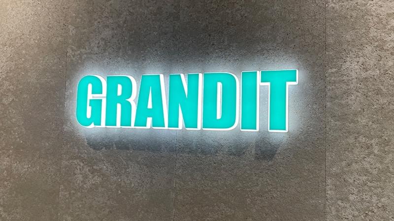新オフィスに設置されたGRANDITのロゴの写真